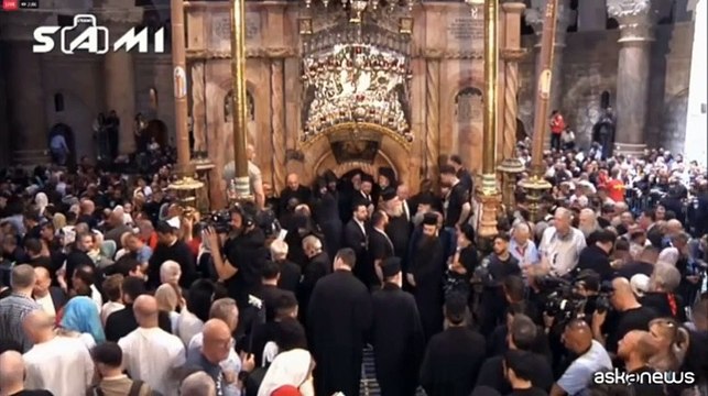 Gli ortodossi a Gerusalemme celebrano il rito del Fuoco Sacro