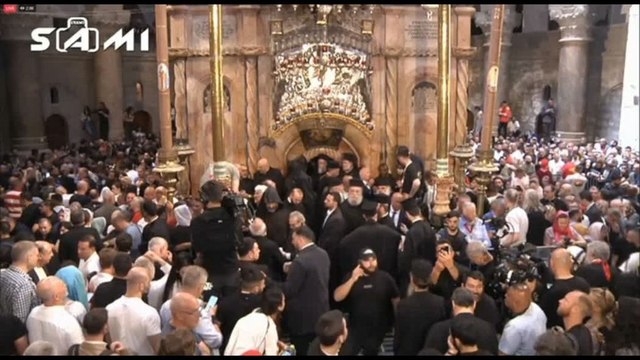Gli ortodossi a Gerusalemme celebrano il rito del Fuoco Sacro