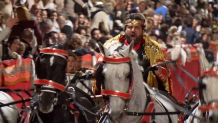 López Miras se mete en el papel de un emperador romano y conduce una cuadriga en Lorca (Murcia)