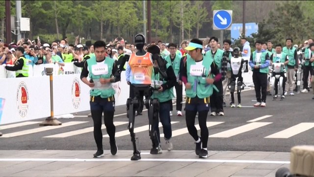 Des robots humanoïdes courent le semi-marathon de Pékin