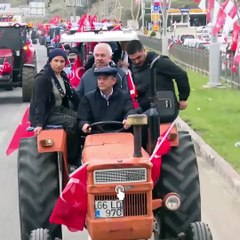 CHP'nin yüzde 2 oy aldığı Yozgat'ta Kasketiyle traktörün direksiyonunda Özgür Özel izdihamı!