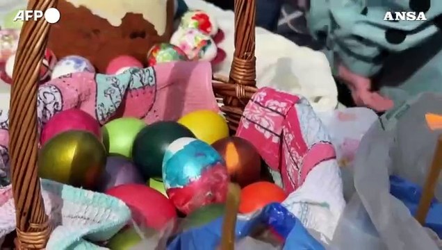 Russia, i fedeli ortodossi celebrano la Pasqua con dolci e uova dipinte