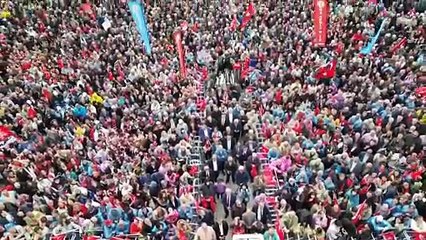 CHP Genel Başkanı Özgür Özel traktör sürerek miting alanına girdi. Kendisine ise yüzlerce çiftçi traktörleri ile destek verdi.