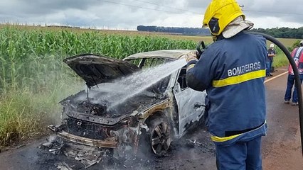 Megane é completamente destruído em incêndio na PR-486, em Cascavel