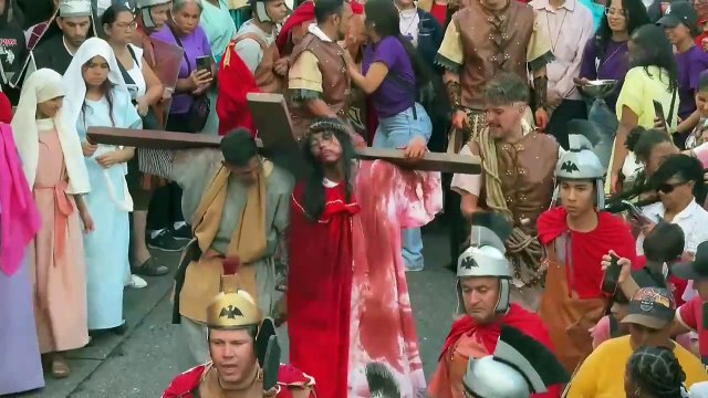 Caraqueños viven la tradición del viacrucis en la favela más grande de Venezuela