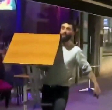 Images glaçantes : Un individu qui a une obligation de quitter le territoire menace des passants avec une machette... et est remis en liberté quelques heures plus tard !