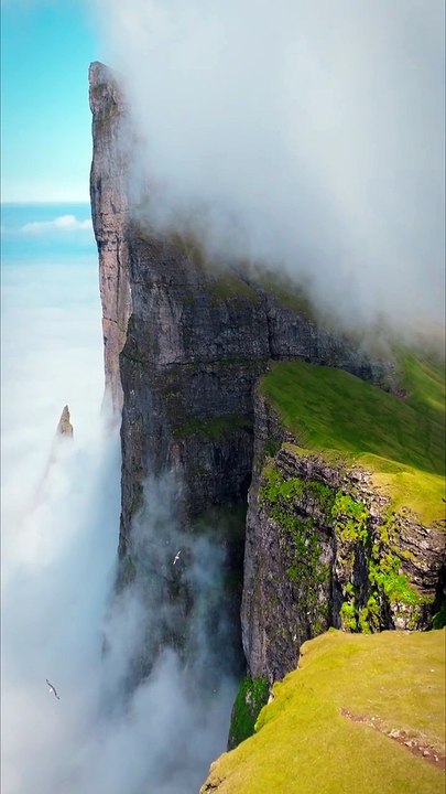 Faroe Islands slow-motion aerial footage / Images aériennes au ralenti des îles Féroé