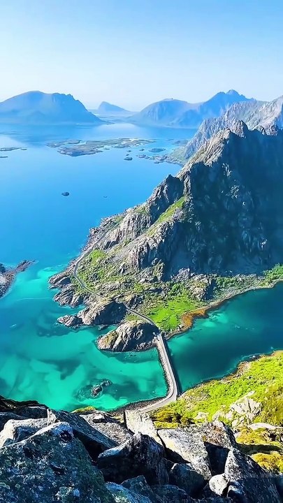 Seasonal changes of the Faroe Islands from aerial footage / Changements saisonniers des îles Féroé à partir d'images aériennes