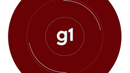 Motocilcista sem capacete bate contra poste