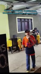 NIÑO CANTA MIENTRAS TRABAJA