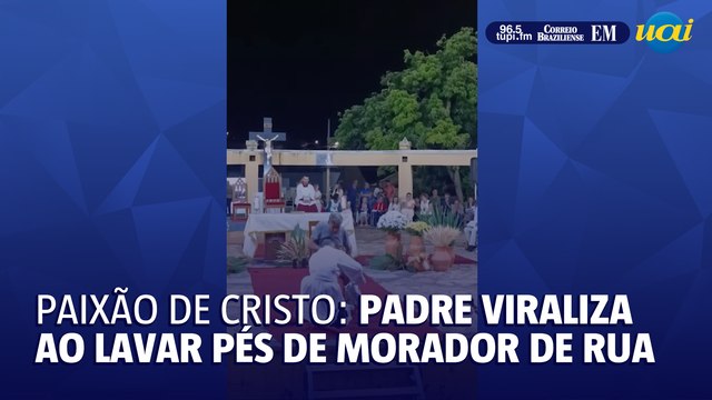 Padre viraliza ao lavar pés de morador de rua