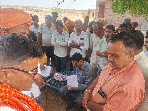 अ​धिकारी पहुंचे ग्रामीणों के बीच, सुनी समस्याएं, दिए निर्देश