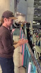 Los fans cantan el cumpleaños feliz a Hayden Christensen en la Star Wars Celebration de Japón