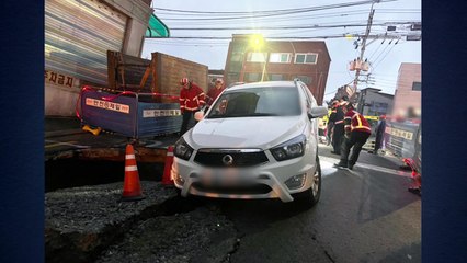 공사현장 지나던 SUV 빠짐 사고...다친 사람 없어 / YTN