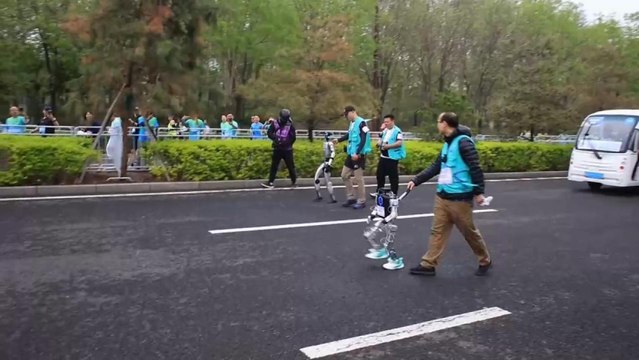 China celebra el primer maratón 'híbrido' del mundo