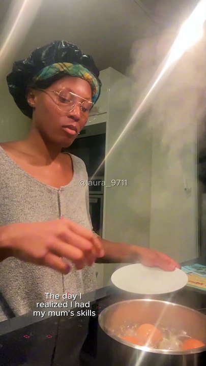 Somebody protects me!!!! [YouTube Laura Orvélie]