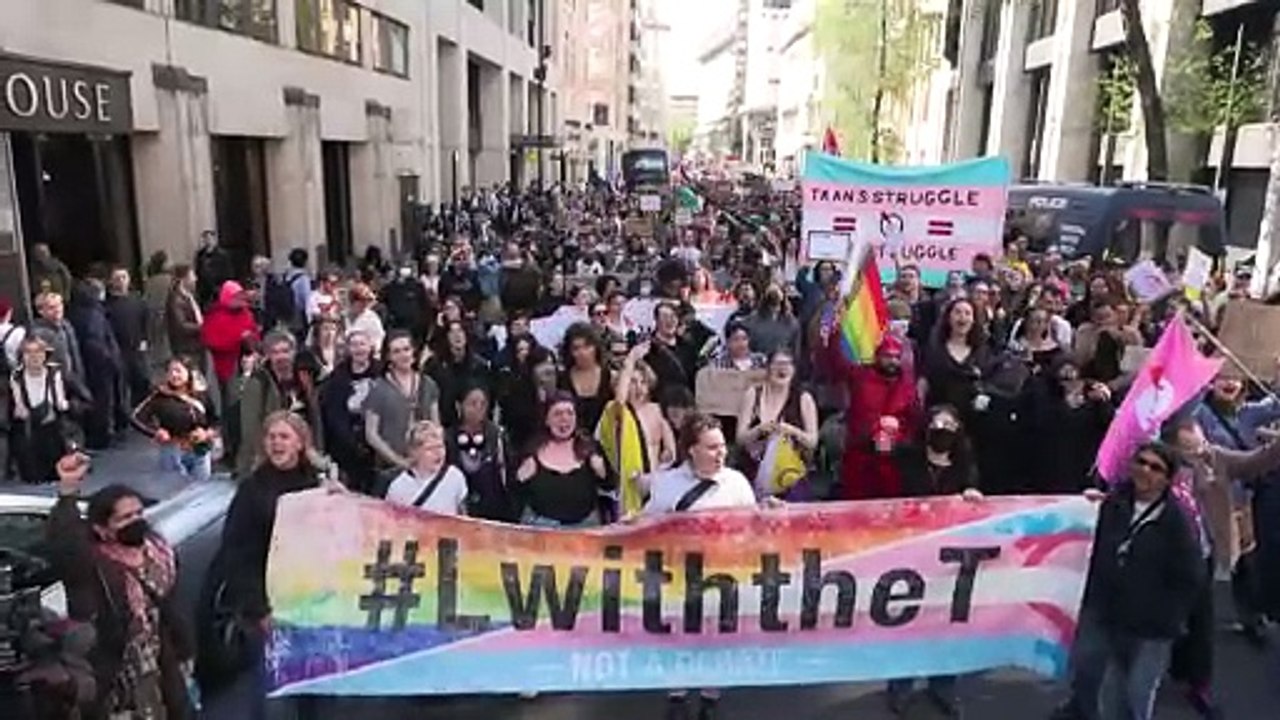 Miles de manifestantes en Londres por los derechos de las personas trans