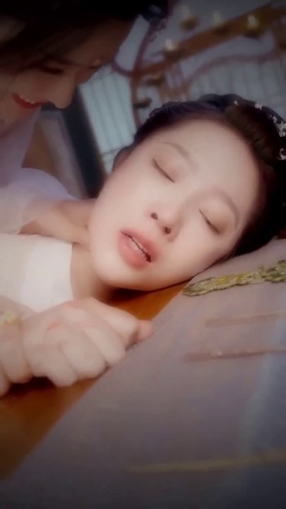 Modern Doctor Time-Travels to Ancient Empire: Becomes Unloved Empress and Captivates the Emperor