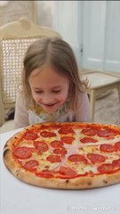 Ai beautiful baby girls singing eat pizza ♥