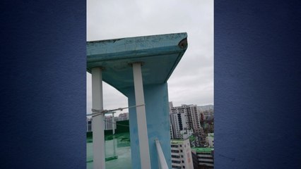 인천 아파트 옥상 외벽 떨어져 50대 거주민 부상 / YTN