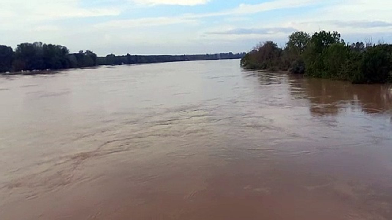 Passa la piena del Po nel Reggiano, argini sotto controllo