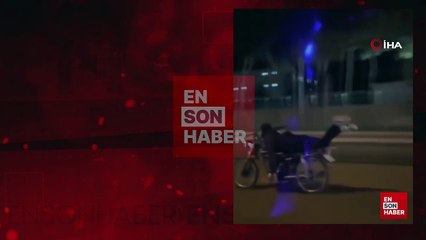Hatay’da trafikte motosikletin üzerine yatarak yolculuk yapan sürücü