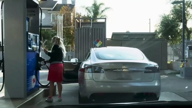 Elle veux faire le plein de sa Tesla... électrique