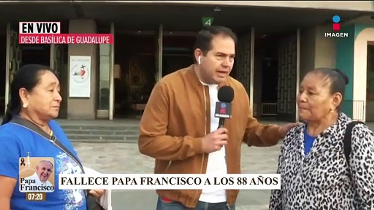 Fieles católicos se enteran de la muerte del papa Francisco
