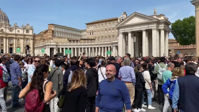Pilgrims and tourists flock to the Vatican to pay respects to Pope Francis