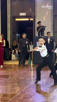 Ce gamin est un futur danseur pro... il donne tout