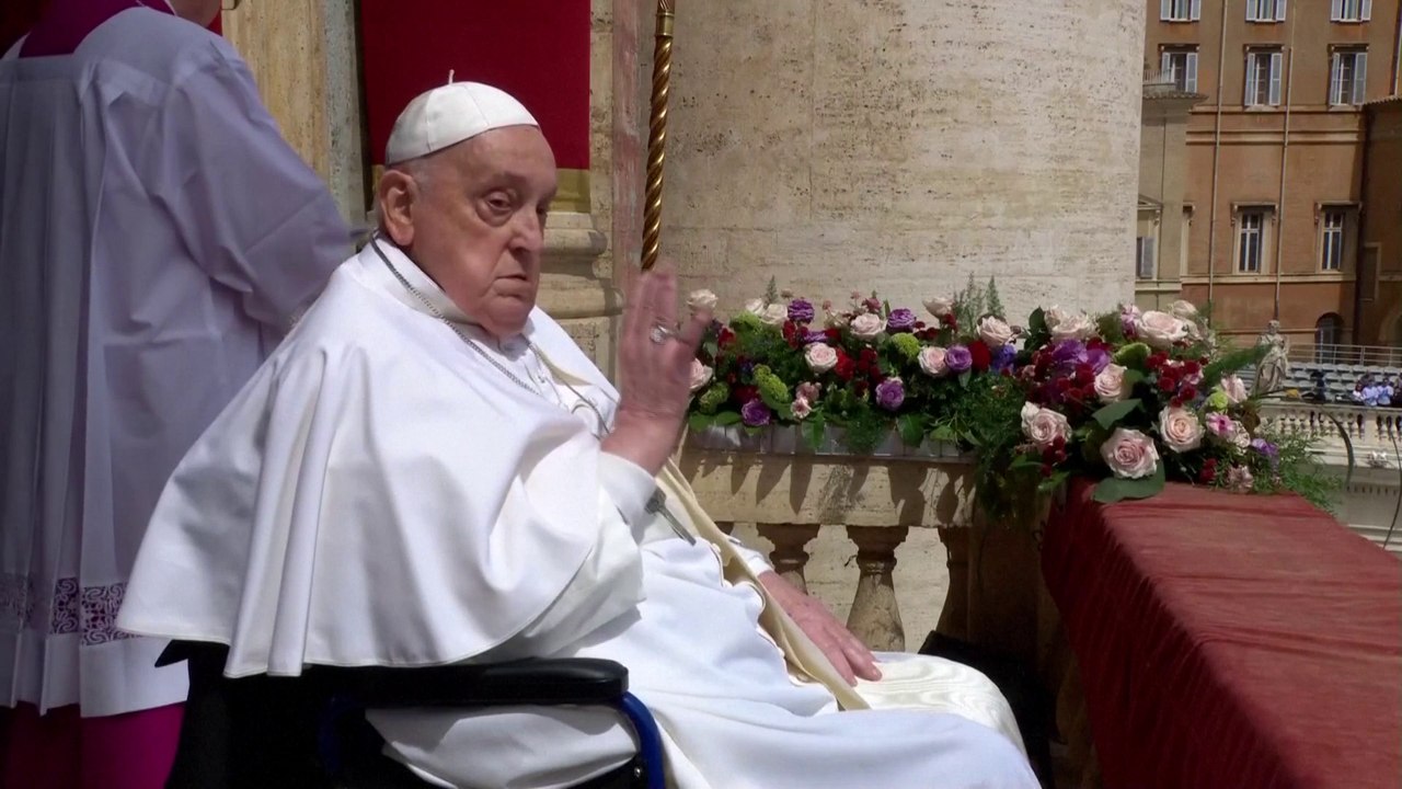 «Joyeuses Pâques» : les images du pape François au balcon de la basilique Saint-Pierre saluant les fidèles