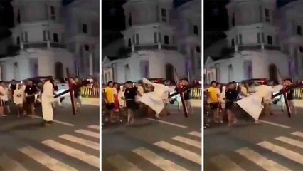 VIDEO: 'Jesus' tappar tålamodet och sparkar ung man som hånar honom under korsvägsprocession