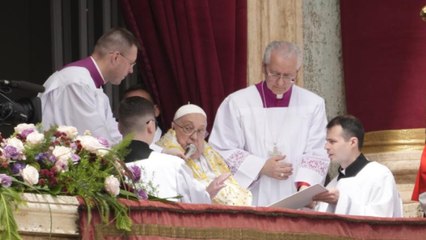 Papa Francesco si affaccia per la benedizione Urbi et Orbi : «Cari fratelli e sorelle, buona Pasqua»