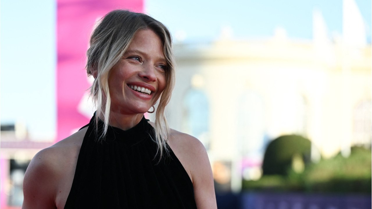 Mélanie Thierry, maman de 3 garçons avec Raphaël : “Je veux qu’ils soient consciencieux dans leurs études”
