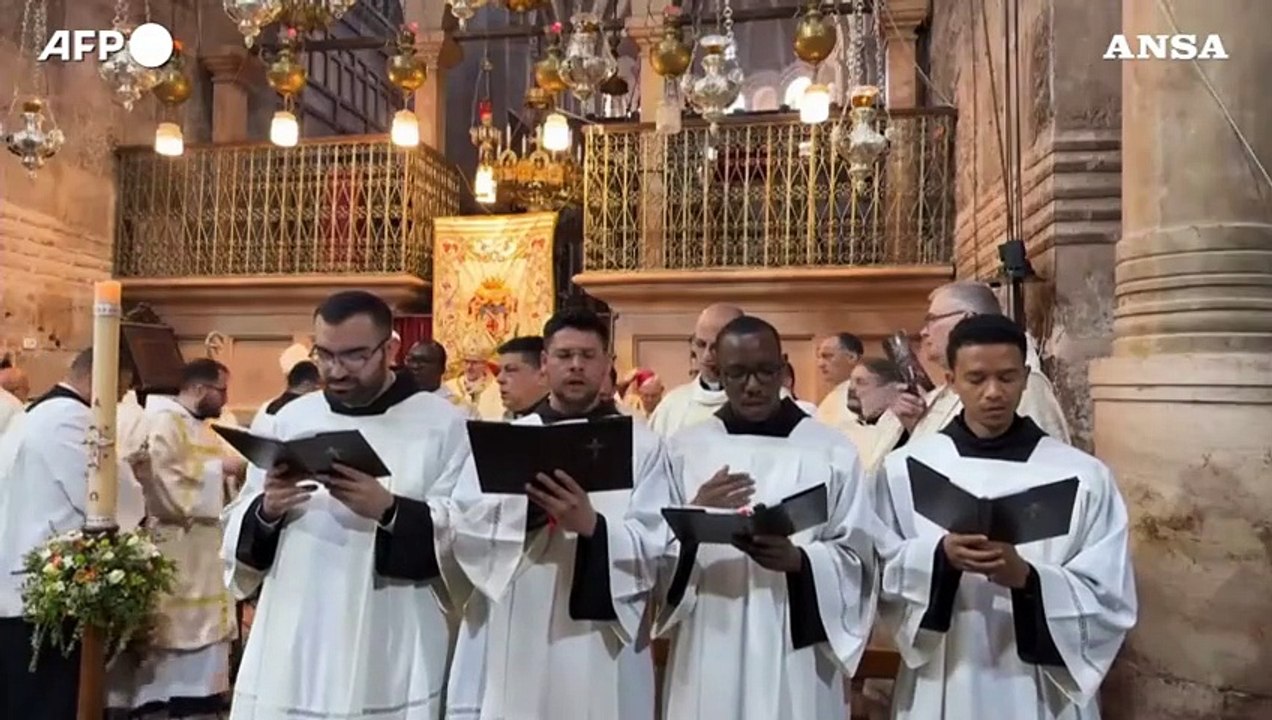 A Gerusalemme la messa di Pasqua nella Chiesa del Santo Sepolcro