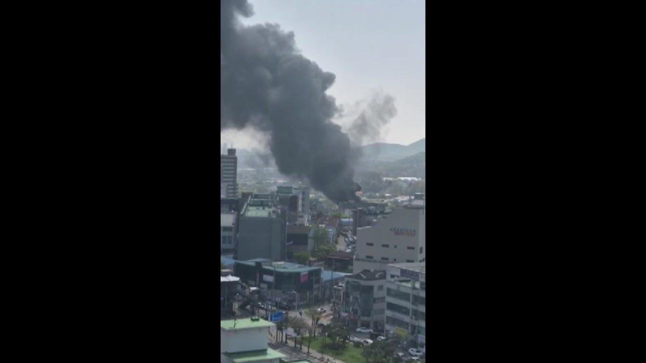 경기 안산 장상동 고물상 불...다친 사람 없어 / YTN