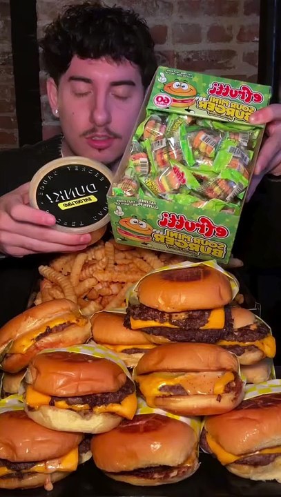 Follow for more ASMR videos🌮🍟 Credits: @blakesmunchies #mukbang #asmr #fastfood #asmreating