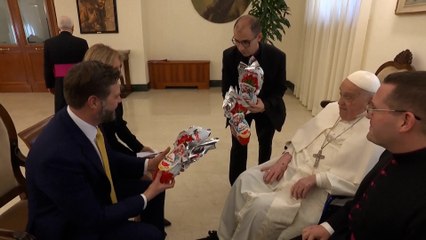 El Papa regala a JD Vance unos huevos kinder durante su visita en El Vaticano