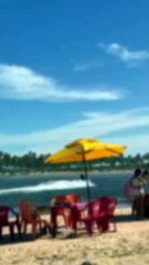 Homens passando de jet ski perto de banhistas chamam atenção eme Barra de Jacuípe