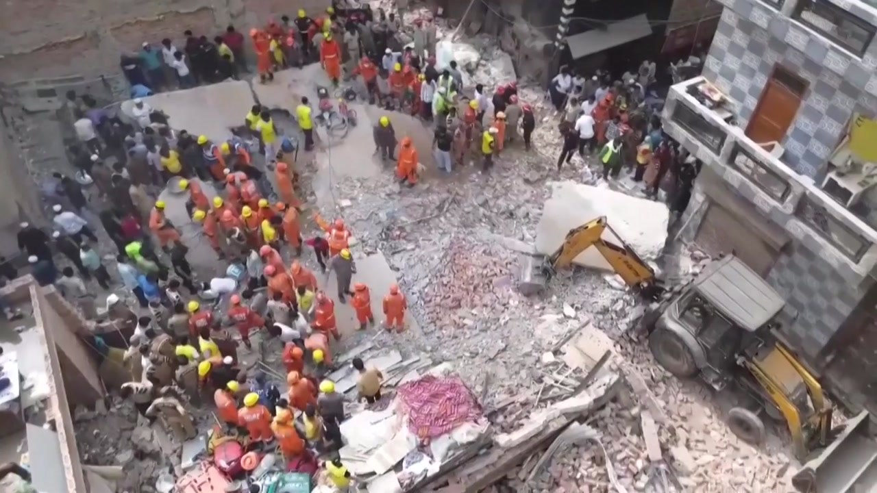 인도 뉴델리 외곽 주거용 4층 건물 붕괴...최소 11명 사망 / YTN
