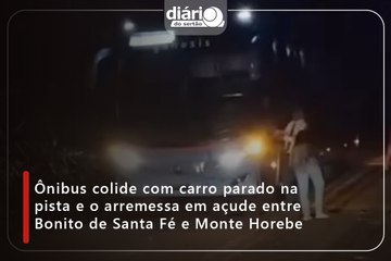 Ônibus colide com carro parado na pista e o arremessa em açude entre Bonito de Santa Fé e Monte Horeb