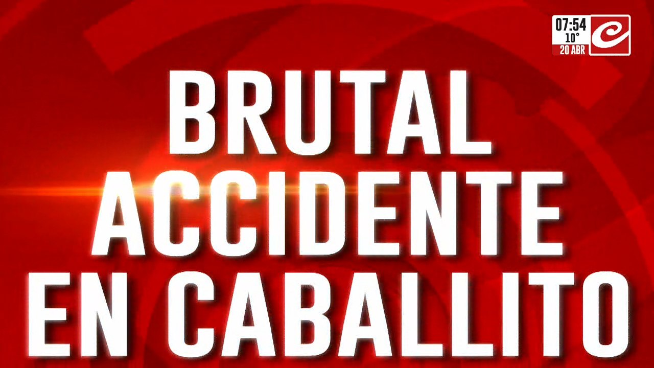 Grave choque en Caballito: un auto volcó tras impactar contra un colectivo