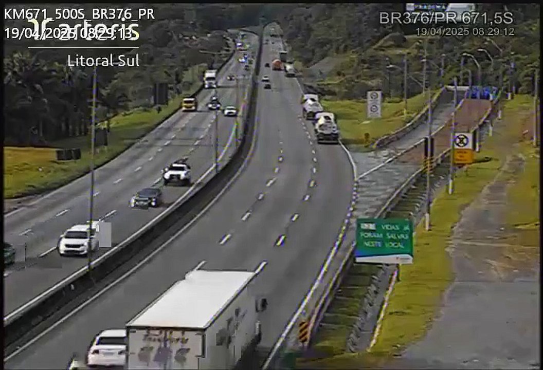 VÍDEO: Caminhão fica sem freios, fumaça sai das rodas e manobra evita acidente na BR-376