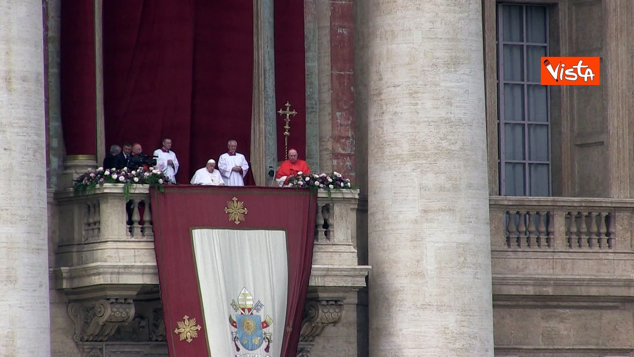 Pasqua 2025, Papa Francesco lascia la loggia di San Pietro salutato dall'applauso dei fedeli