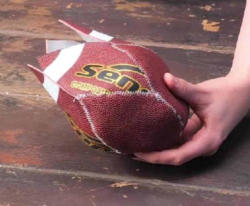 Fourre-tout Touchdown ! Transformer un vieux ballon de football en un indispensable des jours de match !