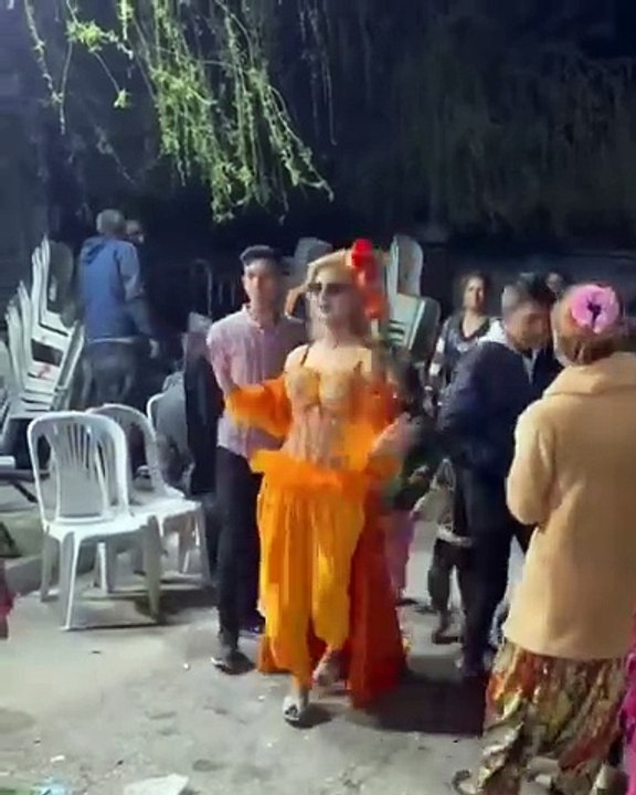 Düğünde annesinin kucağında sigara içen çocuk kamerada