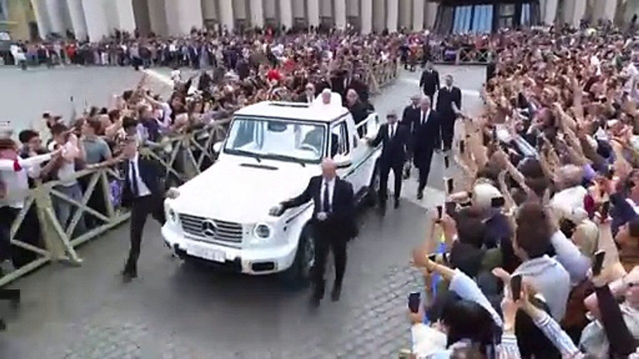 Ostermesse in rom: christen bejubeln papst franziskus