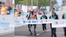 Robôs correm meia maratona ao lado de humanos na China