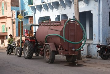जलापूर्ति दुरुस्त होने के दावों के बीच मंहगी दरों पर पानी मंगाने के लिए मजबूर आम