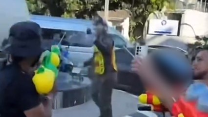 Des Français jettent de l'eau sur un policier en Thailande